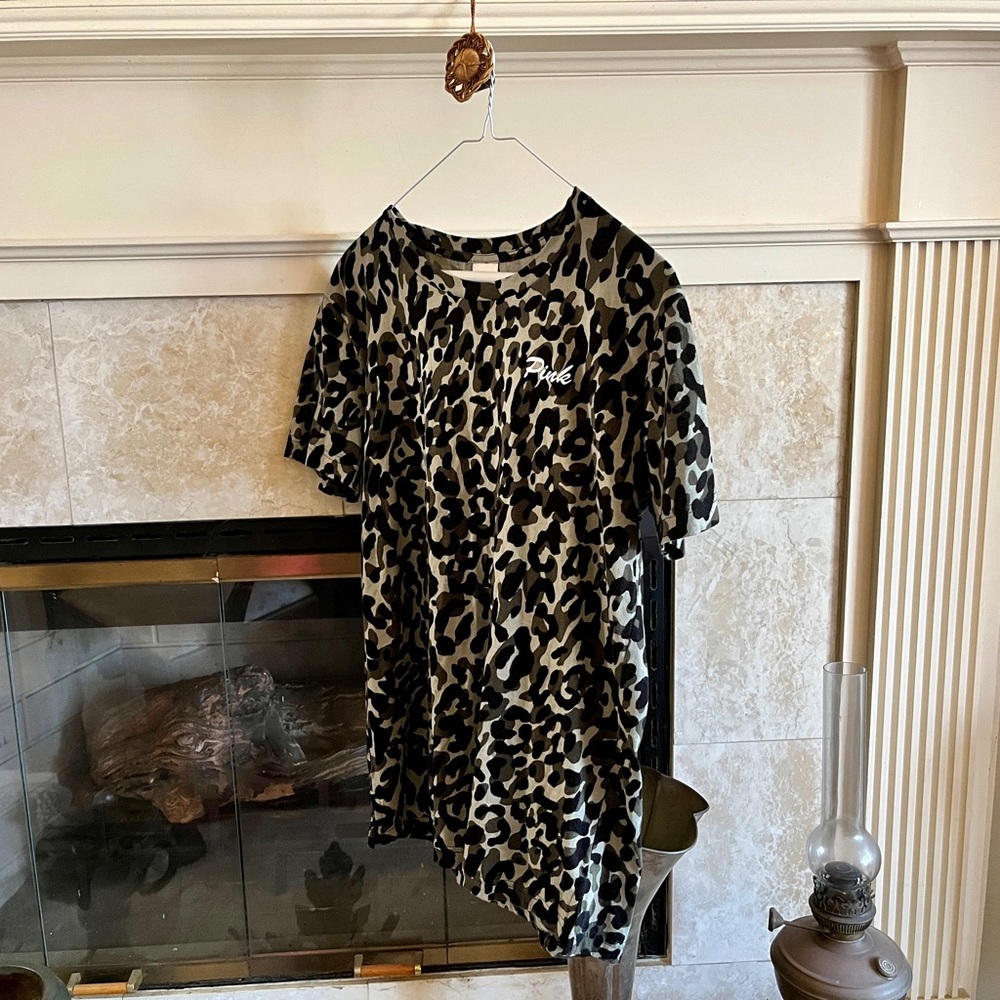 ~victoria’s secret PINK women’s t-shirt